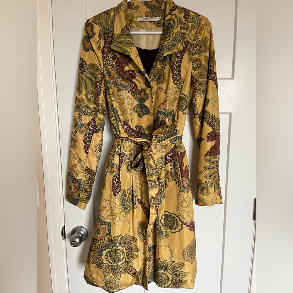 Gorgeous dress jacket, size 40 (6 US) made by Romanian Designer Diana Jireghie
